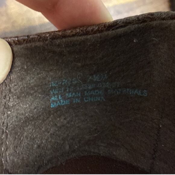 Yuu Impress Women's Brown Embossed Floral Faux Leather Slip-On Shoes Size 7 1/2 - Picture 6 of 7